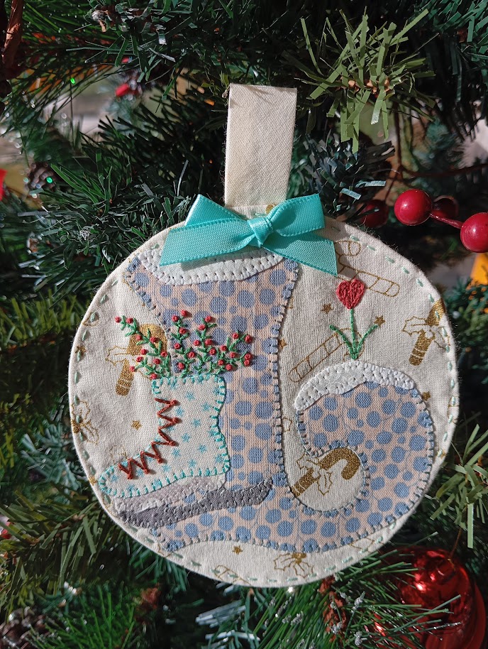 Bola de patchwork navideña con tren estampado