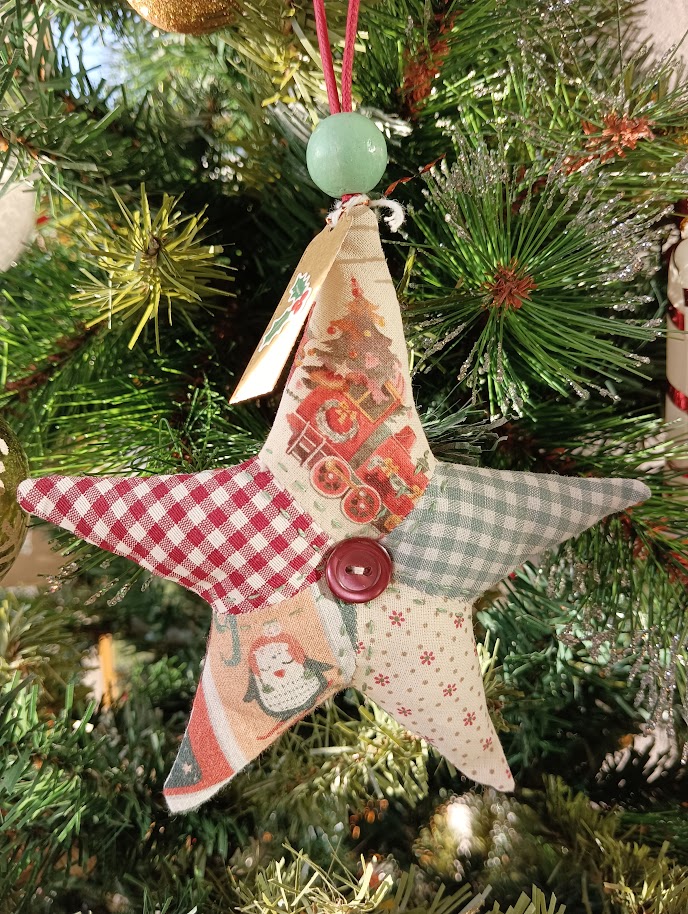 Estrella de patchwork navideña colgada en el árbol