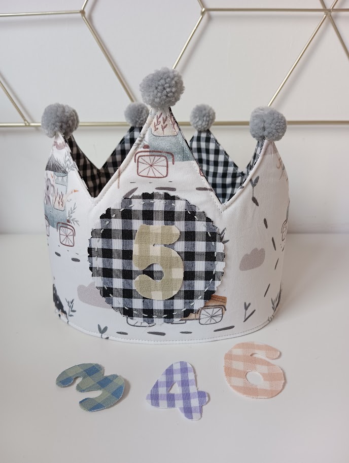 Corona de tela para cumpleaños con número personalizado