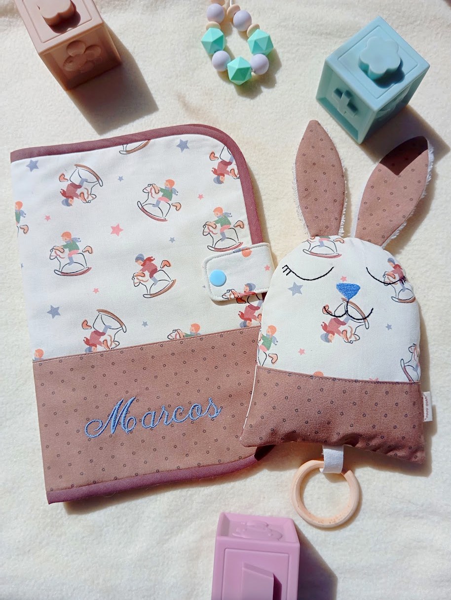 Conjunto de nacimiento personalizado con nombre bordado