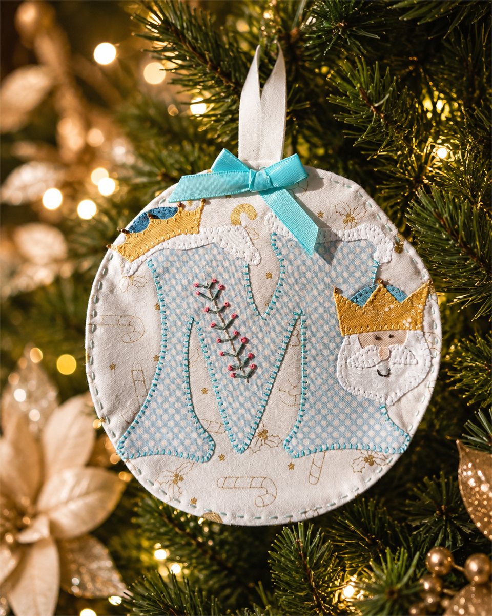 Bola de Navidad de patchwork personalizada con inicial