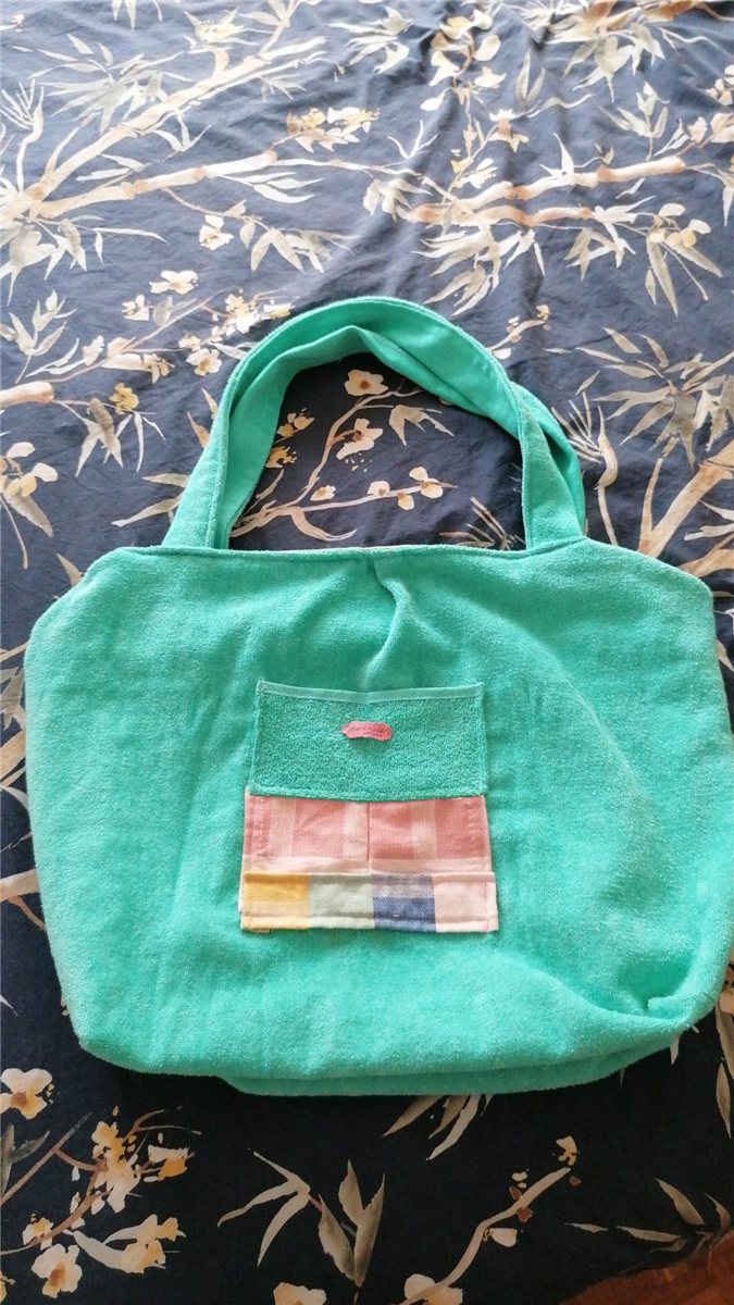 Bolso tejido de toalla hecho por una alumna